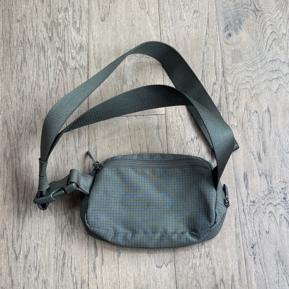 Lululemon Everywhere Belt Bag Carob Brown/Black Classic Nylon - Picture 5 of 5